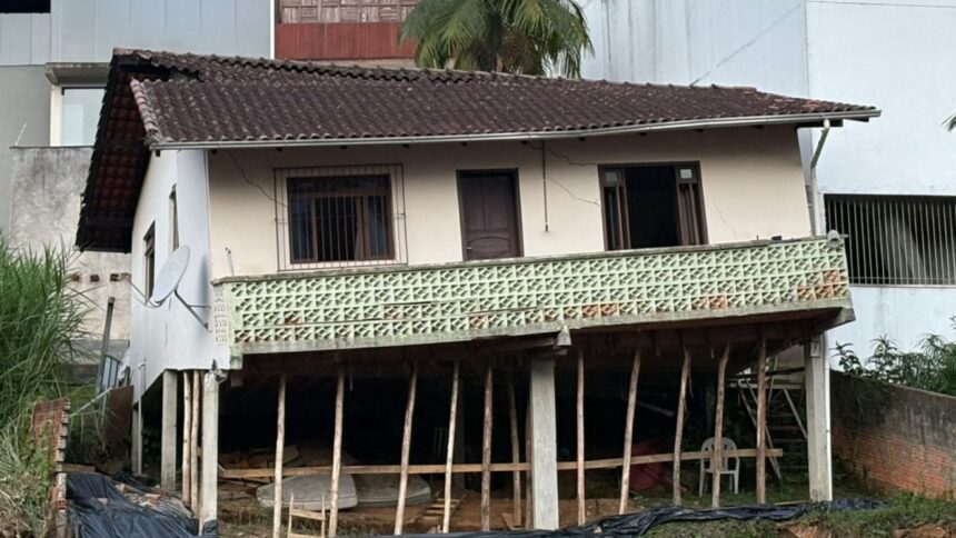 comecamos-a-ouvir-os-estalos:-familia-sente-casa-rachar-ao-meio-e-relata-panico-em-sc