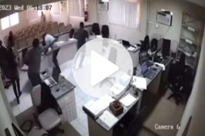 video:-homem-que-invadiu-juri-e-atirou-em-acusado-de-matar-o-pai-e-absolvido-em-pe