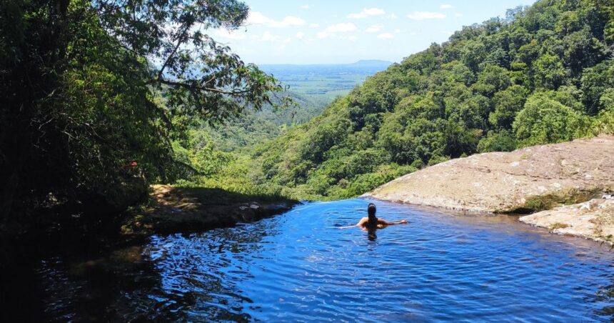 video:-cachoeira-com-borda-infinita-vira-destaque-turistico-com-vista-de-tirar-o-folego-em-sc