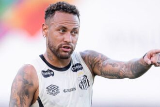 e-um-icone:-neymar-chama-atencao-com-peca-exclusiva-em-treino-do-santos