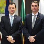 vitima-da-perseguicao-do-8/1,-diz-flavio-bolsonaro-apos-visita-a-anderson-torres-na-papudinha