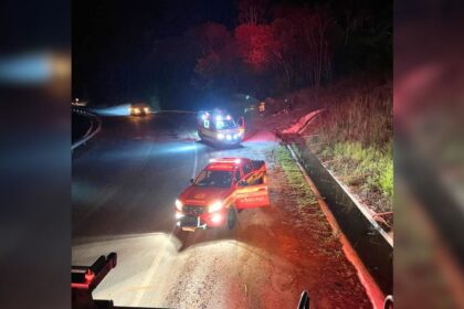 acidente-na-br-282-deixa-cinco-feridos-em-carro-superlotado-em-sc;-motorista-fugiu-do-local