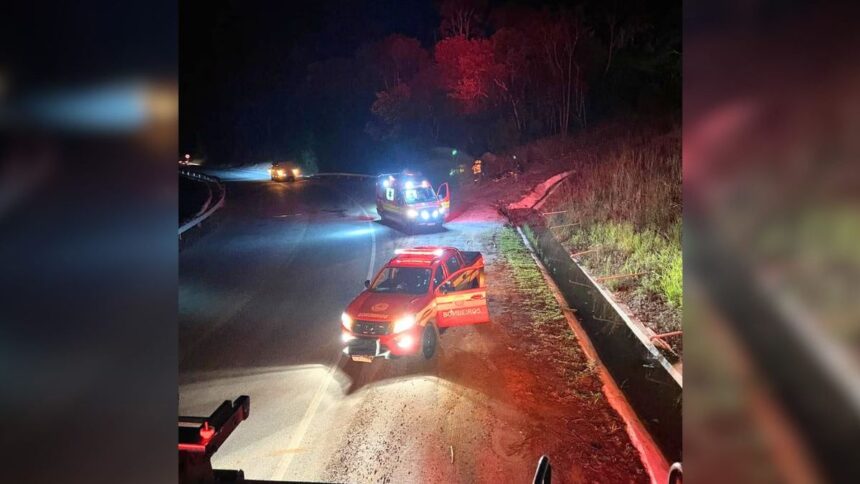acidente-na-br-282-deixa-cinco-feridos-em-carro-superlotado-em-sc;-motorista-fugiu-do-local