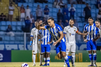 avai-faz-o-dever-de-casa-contra-sampaio-correa,-com-controle-do-jogo,-e-avanca-na-sul-sudeste