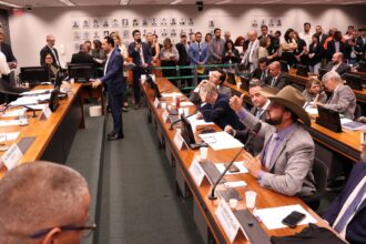 conselho-de-etica-suspende-tres-deputados-por-motim-na-camara
