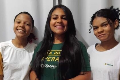 mae-solo-muda-de-estado,-recomeca-e-inspira-filhas-a-conquistarem-o-primeiro-emprego-em-sc