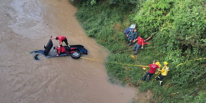 carro-cai-dentro-de-rio,-marido-consegue-escapar-e-mulher-morre-presa-no-veiculo-em-sc