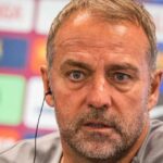 tecnico-do-barcelona-recebe-noticia-da-morte-do-pai-antes-de-jogo-pelo-titulo-espanhol