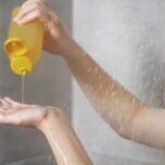 misturar-soro-fisiologico-no-shampoo:-o-que-ele-faz-e-por-que-pode-ser-otimo-para-cabelos-secos