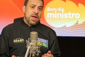com-juros-altos,-dividas-aumentam-e-exigem-mais-desenrola,-diz-boulos