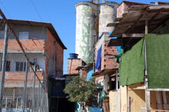 4-em-cada-10-brasileiros-convivem-com-faccoes-no-bairro,-diz-pesquisa