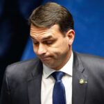 nao-tem-absolutamente-nada-de-errado,-diz-flavio-bolsonaro-sobre-filme-do-pai