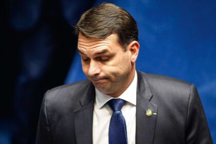 nao-tem-absolutamente-nada-de-errado,-diz-flavio-bolsonaro-sobre-filme-do-pai