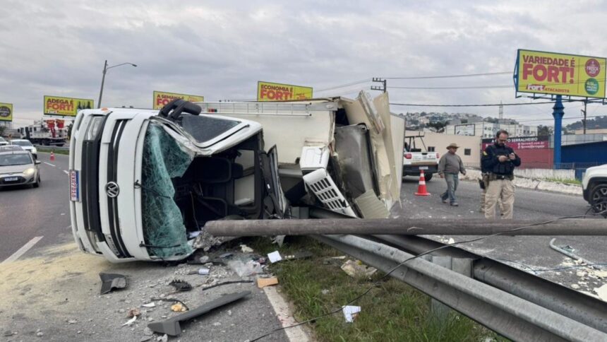 motorista-passa-mal,-tomba-caminhao-e-interdita-acesso-a-florianopolis;-veja-transito-ao-vivo