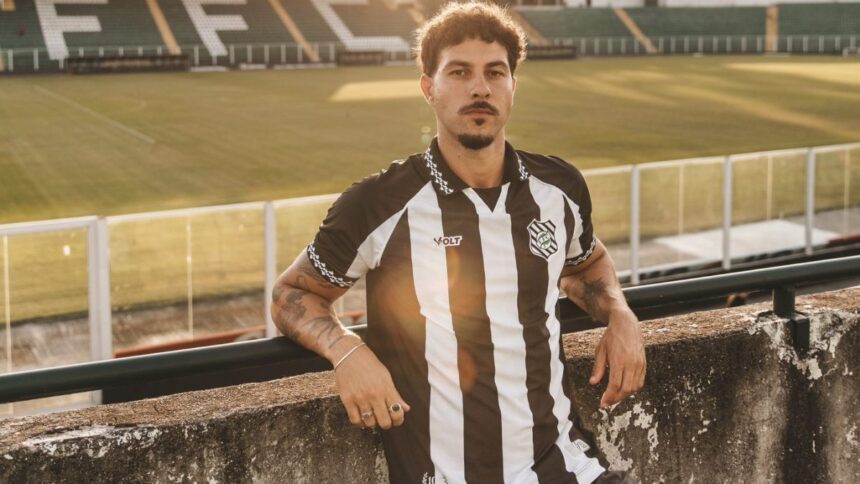 figueirense-lanca-novo-uniforme,-com-detalhes-nas-mangas-e-gola,-em-evento-em-florianopolis