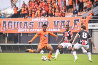 jec-perde-para-o-santa-catarina-e-ve-rival-encostar-na-serie-d-do-brasileiro