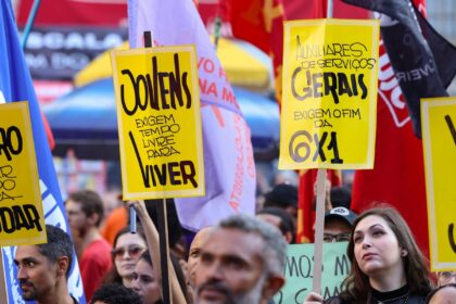 flavio-bolsonaro-sugere-pagamento-por-hora-em-alternativa-a-escala-6×1
