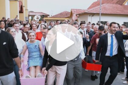 caixoes,-chope-e-musica:-tradicao-inusitada-fecha-festa-religiosa-em-sc-e-surpreende-turistas