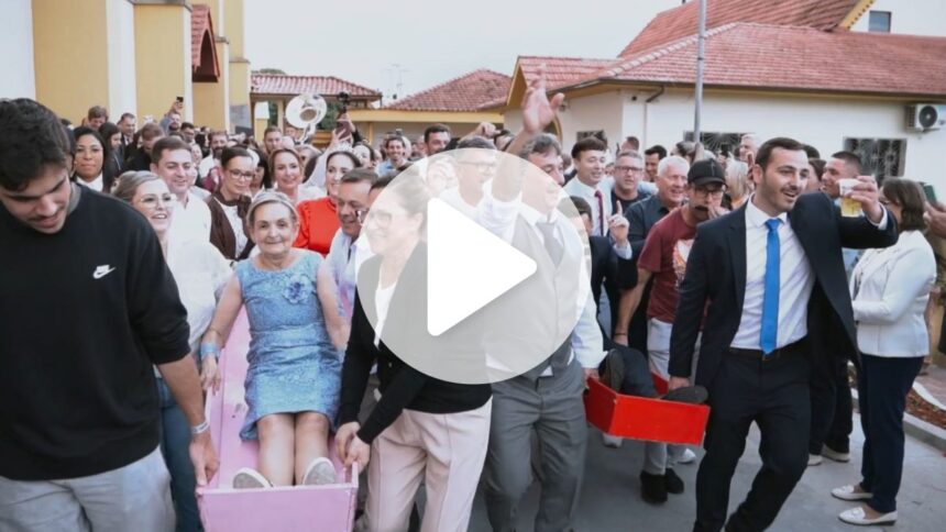 caixoes,-chope-e-musica:-tradicao-inusitada-fecha-festa-religiosa-em-sc-e-surpreende-turistas