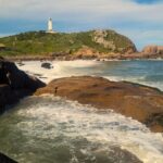 video:-piscina-natural-escondida-em-sc-impressiona-turistas-em-vila-cercada-pelo-mar