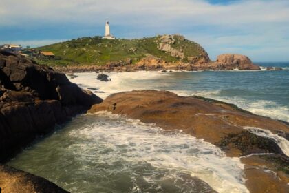 video:-piscina-natural-escondida-em-sc-impressiona-turistas-em-vila-cercada-pelo-mar