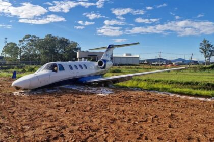 aerodromo-atualiza-estado-de-saude-de-piloto-de-jato-que-perdeu-o-controle-em-pista-de-sc
