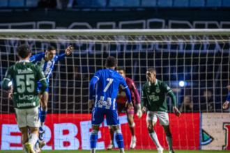 expulsao-muda-o-jogo,-e-avai-sucumbe-a-forca-do-goias-na-ressacada