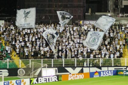 torcida-do-figueirense-faz-disk-balada-para-encontrar-jogadores-no-sereno
