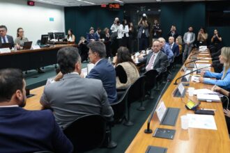 pedido-de-vista-adia-votacao-da-pec-do-fim-da-escala-6x1