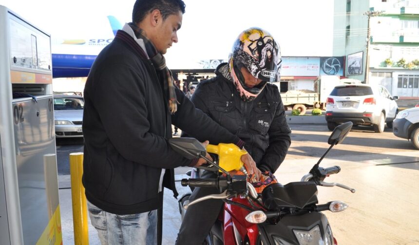 gasolina-a-r$-4,50:-postos-de-sc-apostam-em-descontaco-para-alertar-sobre-valor-de-impostos