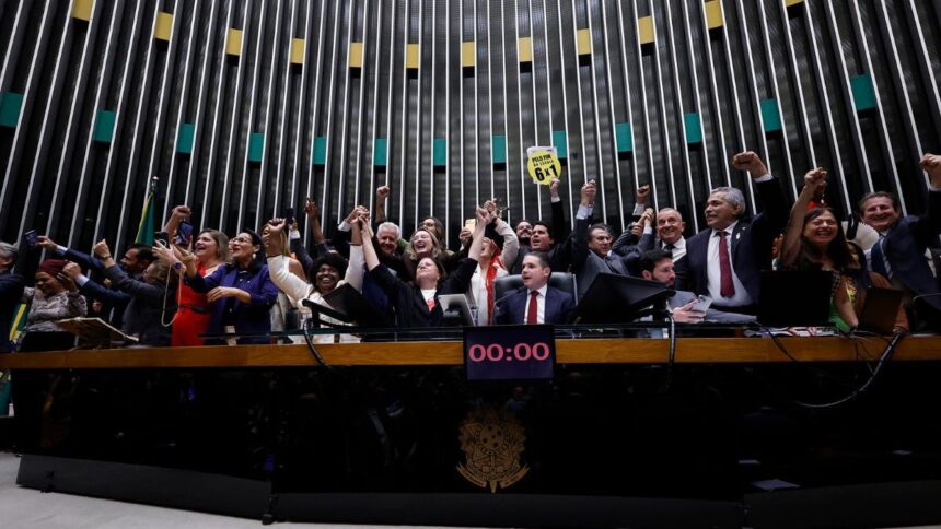 fim-da-escala-61-e-aprovado-na-camara:-veja-quais-deputados-votaram-contra-a-pec