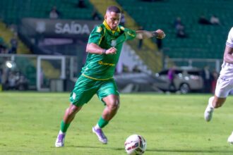 com-emocao!-figueirense-fica-com-dois-jogadores-a-mais-e-bate-o-paysandu-de-virada-no-scarpelli