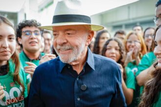 “quem-tinha-que-aumentar-a-taxa-seriamos-nos”,-diz-lula-sobre-eua