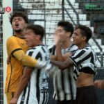 video:-bruninho-samudio-faz-defesa-impressionante-em-penalti-e-xinga-rival-em-jogo-do-botafogo