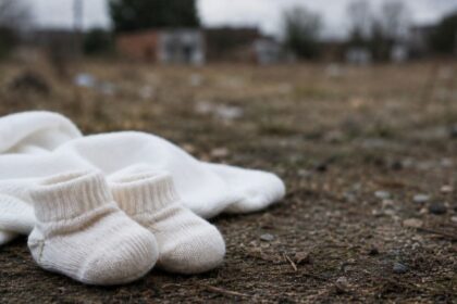 mae-que-abandonou-bebe-em-terreno-baldio-e-condenada-por-homicidio-em-sc