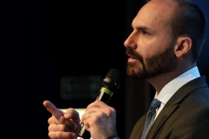 vergonha-internacional,-diz-eduardo-bolsonaro-apos-ser-condenado-a-4-anos-pelo-stf