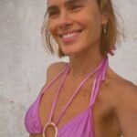 carolina-dieckmann-sensualiza-de-biquini-rosa-e-bomba-na-web:-saudade-de-sol
