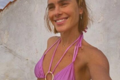 carolina-dieckmann-sensualiza-de-biquini-rosa-e-bomba-na-web:-saudade-de-sol