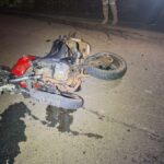 jovem-de-28-anos-morre-apos-grave-colisao-frontal-entre-moto-e-carro-na-sc-155