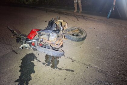 jovem-de-28-anos-morre-apos-grave-colisao-frontal-entre-moto-e-carro-na-sc-155