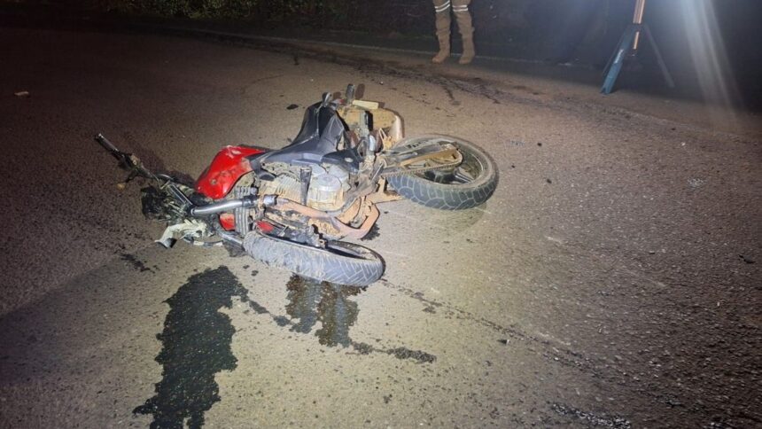 jovem-de-28-anos-morre-apos-grave-colisao-frontal-entre-moto-e-carro-na-sc-155