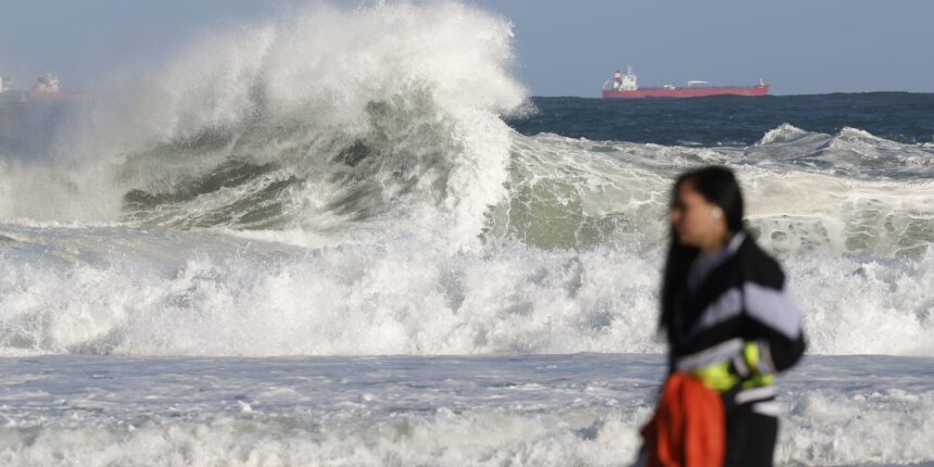rio-entra-em-alerta-para-ressaca-e-ondas-de-ate-2,5-metros