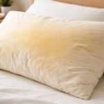 o-quarto-esta-cheiroso-e-a-cama-impecavel,-mas-o-travesseiro-insiste-em-amarelar:-desvende-o-que-acontece-no-escuro