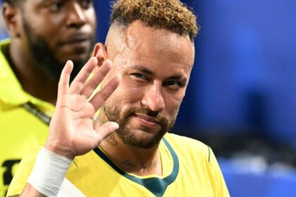 neymar-chora-apos-volta-a-selecao-brasileira-e-exalta-vini-jr.:-nosso-melhor-jogador