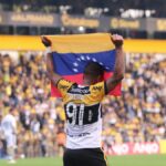 otero-marca,-homenageia-venezuela-e-criciuma-sobe-com-vitoria-em-cima-do-sao-bernardo