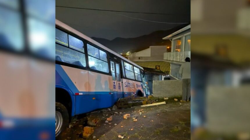 achei-que-era-trovao:-onibus-perde-o-controle-e-destroi-casa-em-bairro-de-florianopolis