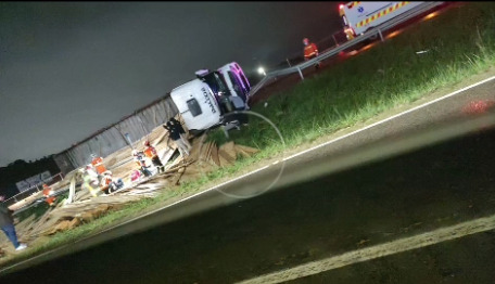 motorista-morre-apos-carreta-carregada-de-madeira-tombar-na-br-101-em-tubarao