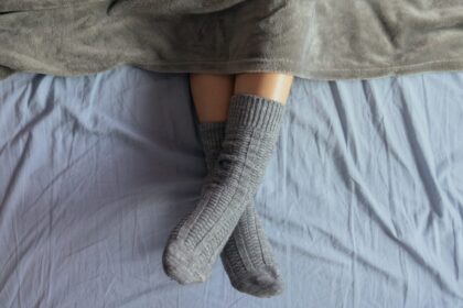 o-truque-simples-para-aquecer-os-pes-na-cama-que-ajuda-a-pegar-no-sono-muito-mais-rapido-nas-noites-frias