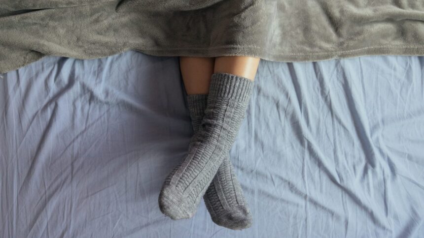 o-truque-simples-para-aquecer-os-pes-na-cama-que-ajuda-a-pegar-no-sono-muito-mais-rapido-nas-noites-frias
