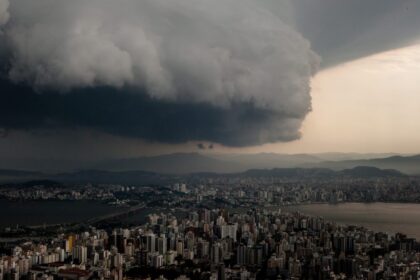 de-sexta-a-domingo:-forte-frente-fria-avanca-e-despeja-ate-150-mm-de-chuva-em-estados-do-brasil